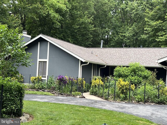 19512 Desmet Pl, Montgomery Village, MD 20886 - view of front of house featuring a chimney, roof with shingles, and a front lawn