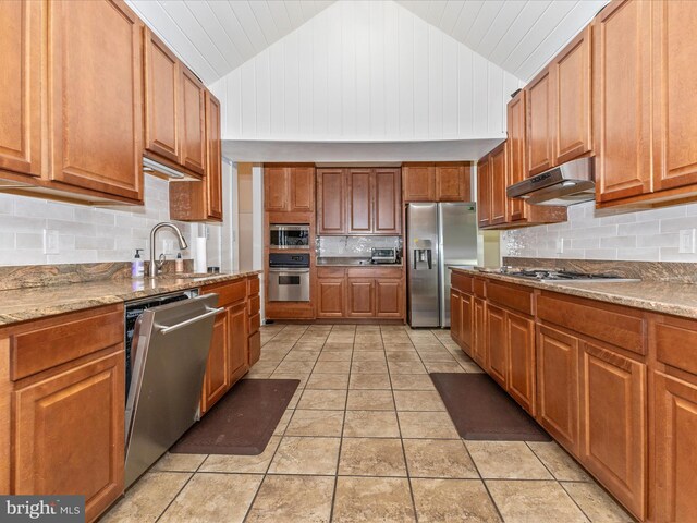 19512 Desmet Pl, Montgomery Village, MD 20886 - kitchen featuring appliances with stainless steel finishes, under cabinet range hood, vaulted ceiling, decorative backsplash, and a sink