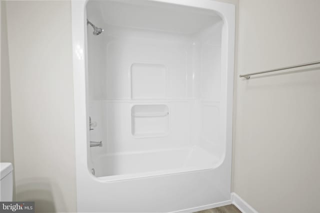 804 Farms River Rd, Front Royal, VA 22630 - bathroom featuring toilet, washtub / shower combination, baseboards, and wood finished floors