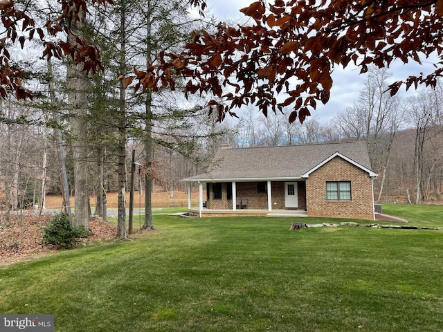 view of front of home featuring brick siding and a front lawn