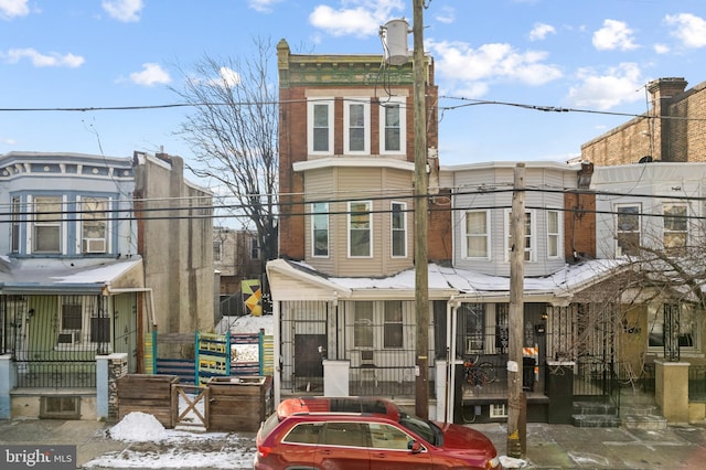 townhome / multi-family property featuring fence