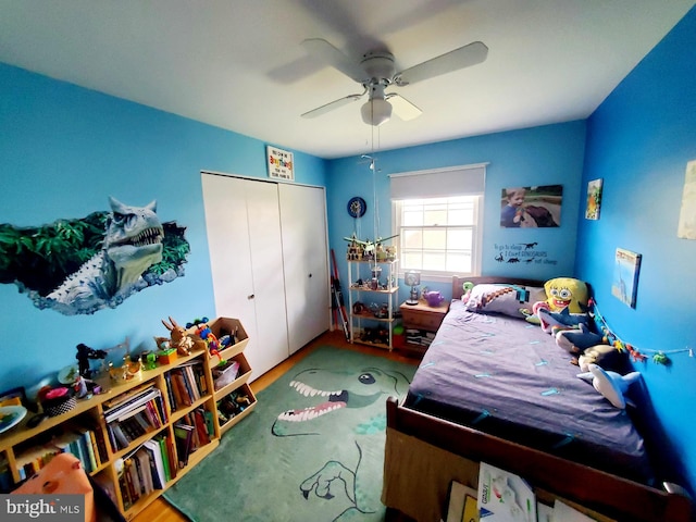 bedroom with a ceiling fan and a closet