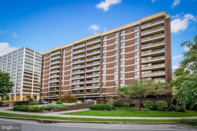 view of apartment building / complex