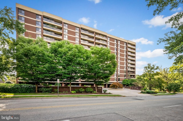 view of apartment building / complex