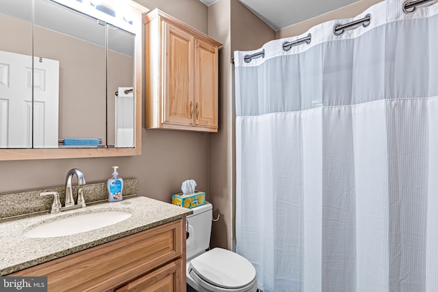 full bathroom with a shower with shower curtain, vanity, and toilet