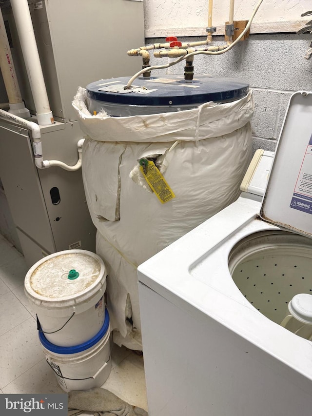 utilities featuring washer / clothes dryer