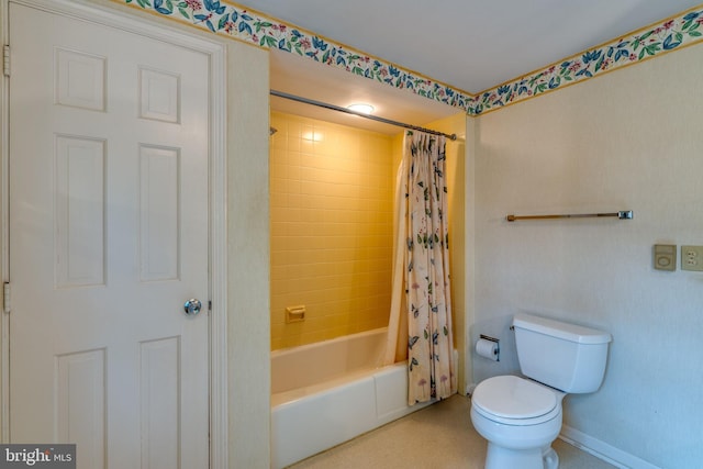1428 Center Rd, Lancaster, PA 17603 - full bathroom featuring toilet, shower / bath combination with curtain, and baseboards