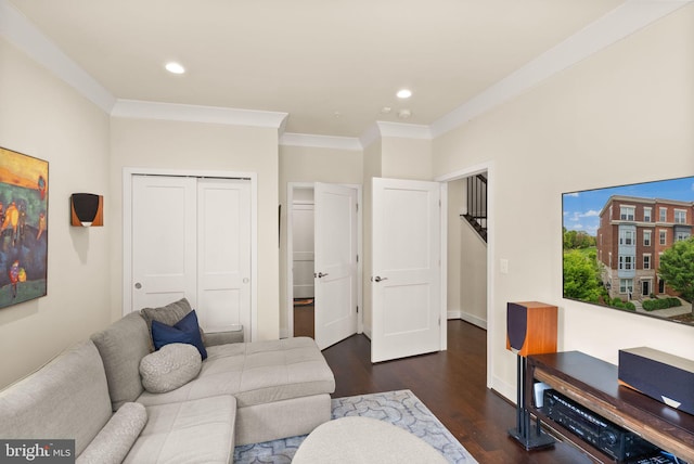 living area featuring dark wood finished floors, baseboards, crown molding, and recessed lighting