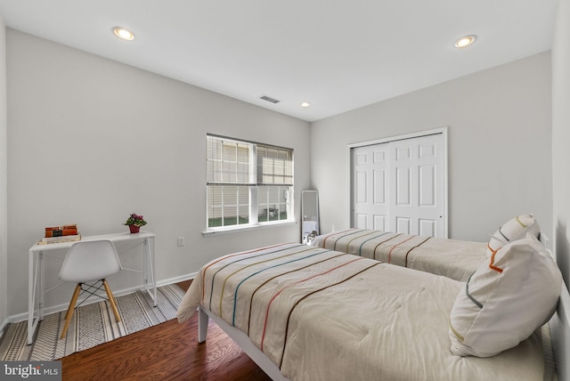 bedroom featuring a closet, recessed lighting, baseboards, and wood finished floors