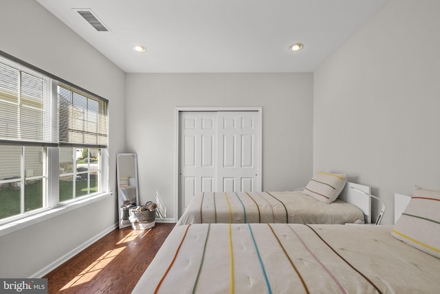 bedroom featuring a closet, baseboards, recessed lighting, dark wood-style floors, and visible vents