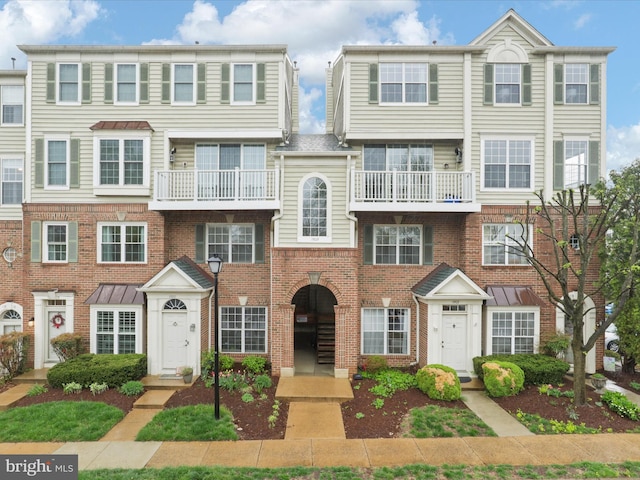 1909 Kenwood Ave Unit 303, Alexandria, VA 22302 - townhome / multi-family property featuring brick siding