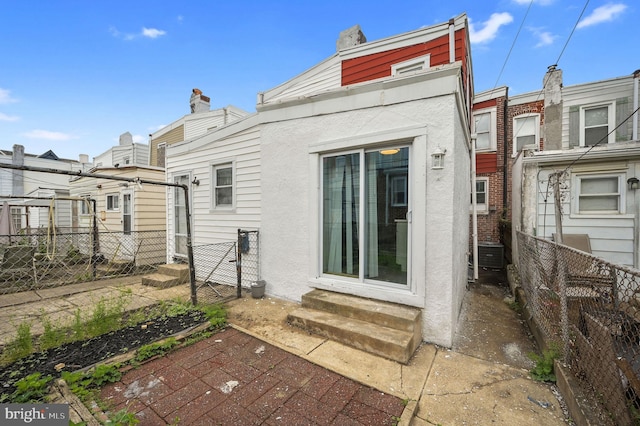424 S Van Buren St, Wilmington, DE 19805 - rear view of property with entry steps, fence, and stucco siding