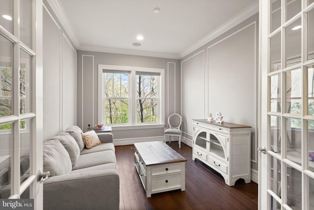living room with dark wood-type flooring, crown molding, baseboards, and recessed lighting
