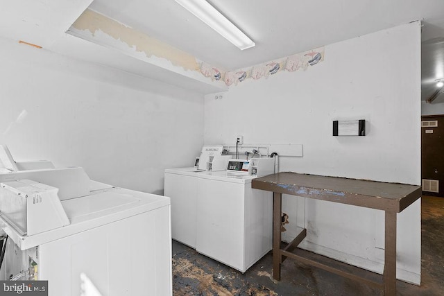 common laundry area with visible vents and washing machine and dryer