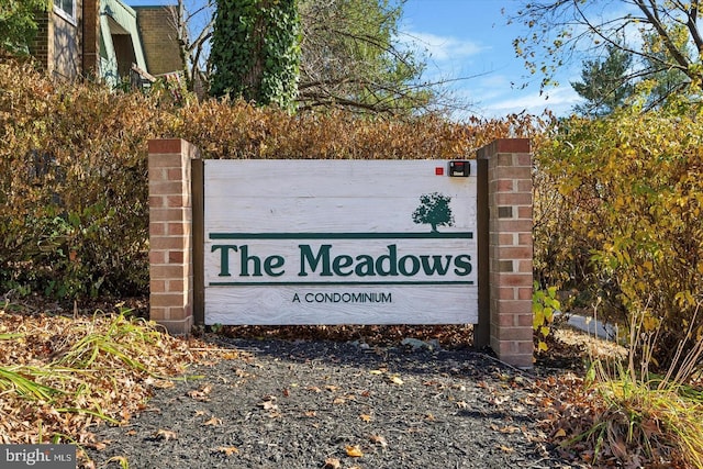 view of community / neighborhood sign