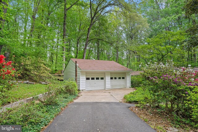 view of detached garage