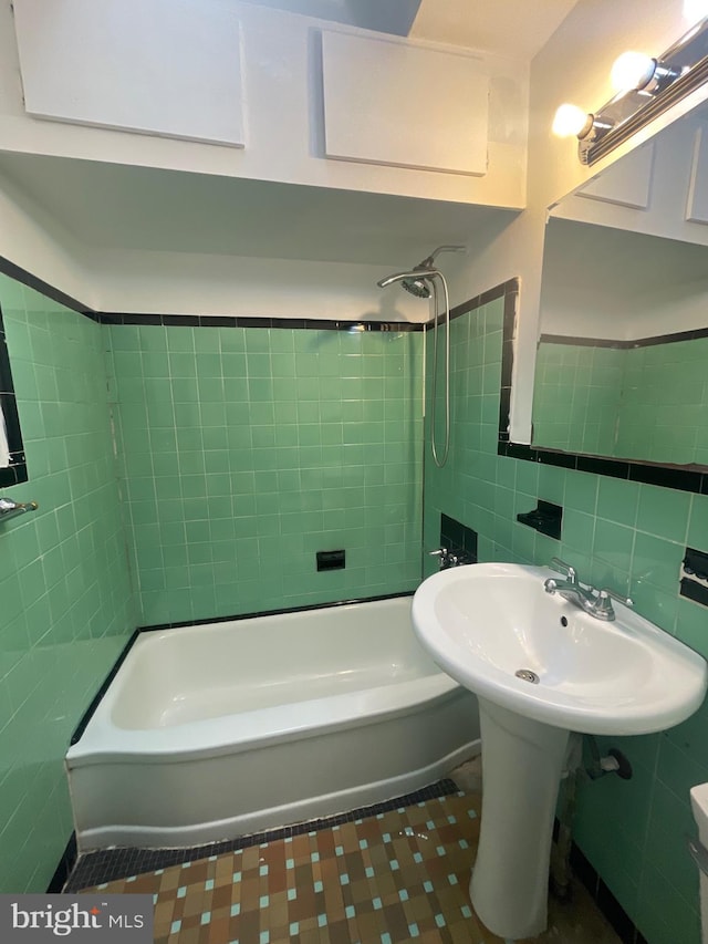 2226 Glenview St, Philadelphia, PA 19149 - full bathroom with shower / washtub combination and tile walls