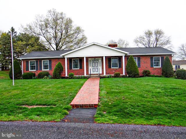 2560 Sardonyx Dr, Chambersburg, PA 17202 - single story home featuring brick siding, a chimney, and a front lawn