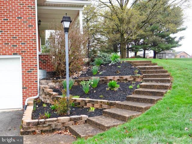 2560 Sardonyx Dr, Chambersburg, PA 17202 - view of yard featuring a garage