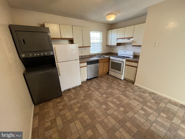 100 Park Blvd Unit 17D, Cherry Hill, NJ 08034 - kitchen with white appliances, dark countertops, under cabinet range hood, a sink, and a textured ceiling