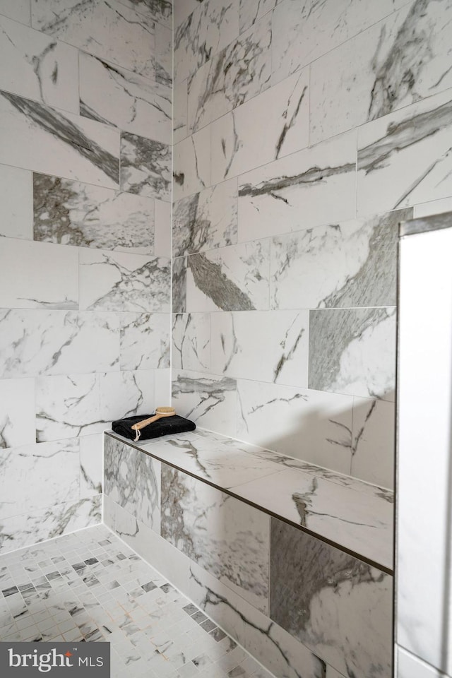 details featuring tiled shower
