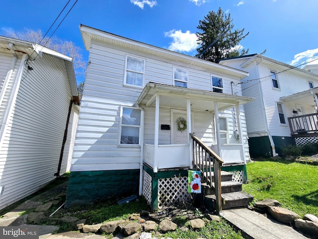 view of american foursquare style home