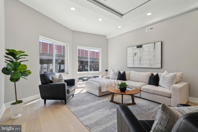 living room featuring recessed lighting, visible vents, baseboards, and light wood-style flooring
