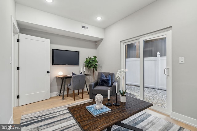 sitting room featuring light wood-style floors, recessed lighting, visible vents, and baseboards