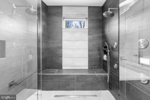 full bath featuring tiled shower