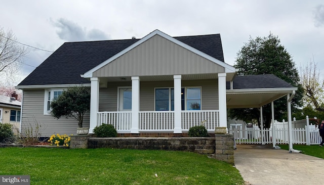 view of front of home featuring a porch, a front lawn, fence, and roof with shingles