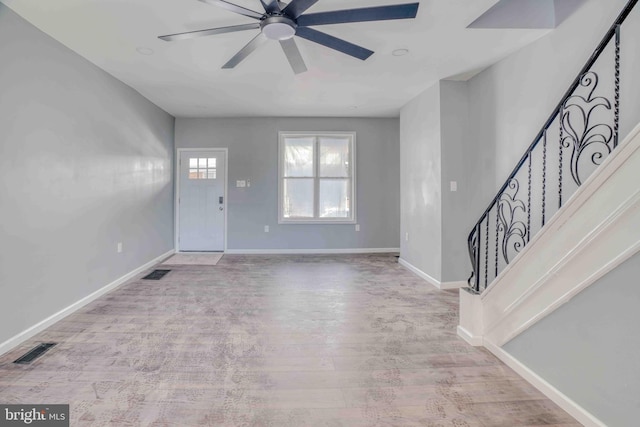 foyer featuring visible vents, ceiling fan, and baseboards