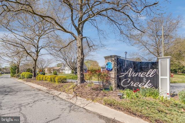 view of community / neighborhood sign