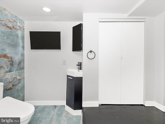 435S Market St, Frederick, MD 21701 - bathroom with toilet, vanity, baseboards, and recessed lighting