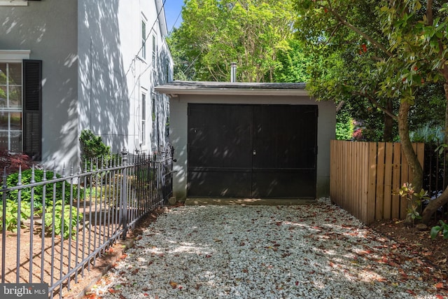138 Charles St, Annapolis, MD 21401 - garage featuring fence and gravel driveway