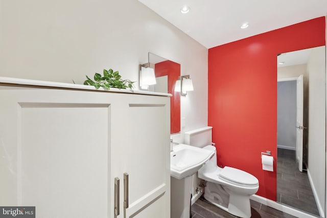 bathroom with toilet and recessed lighting