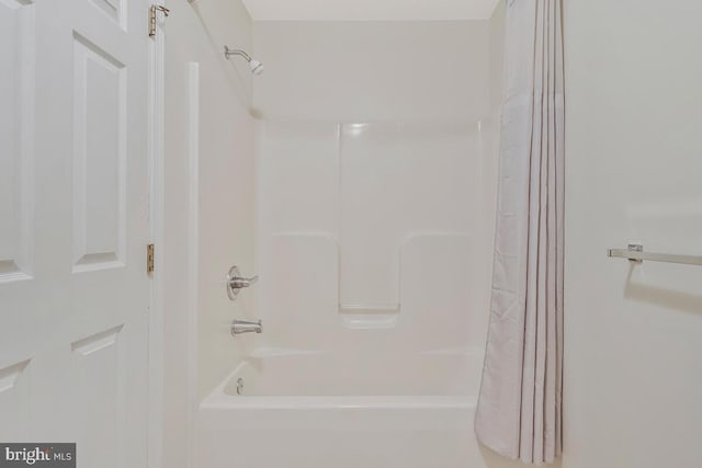 bathroom featuring shower / tub combo