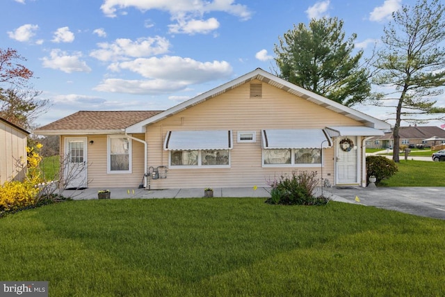 view of front of home featuring a front lawn