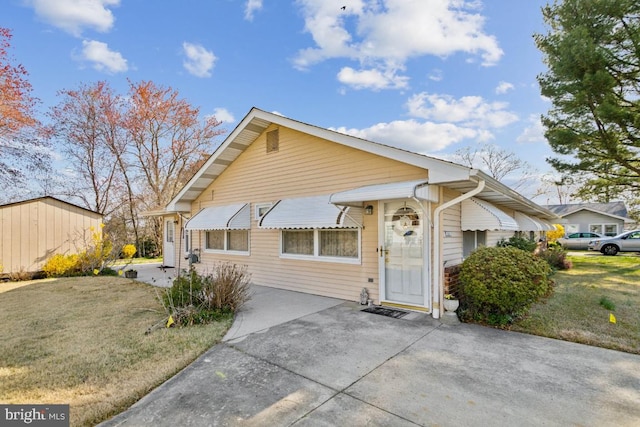bungalow featuring a front lawn