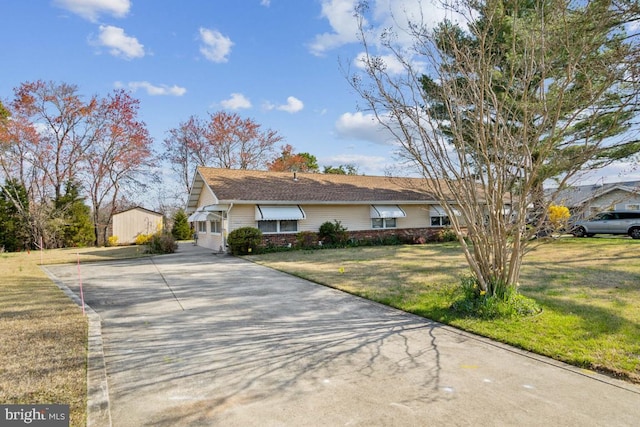 single story home featuring a front yard and driveway