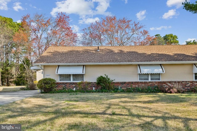 view of front of home with brick siding and a front lawn