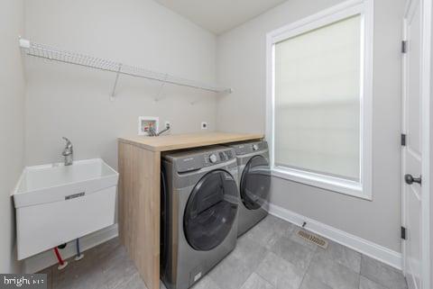 7 Nicole Cir, Pedricktown, NJ 08067 - clothes washing area featuring laundry area, visible vents, washing machine and clothes dryer, a sink, and baseboards