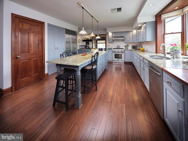 110 Clay Ridge Rd, Ottsville, PA 18942 - kitchen with premium appliances, gray cabinets, a sink, a center island, and a breakfast bar