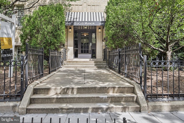 entrance to property with fence