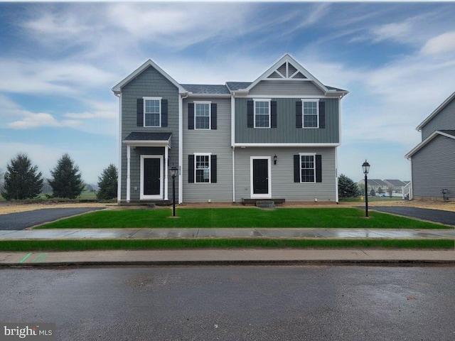 view of front of home featuring a front yard