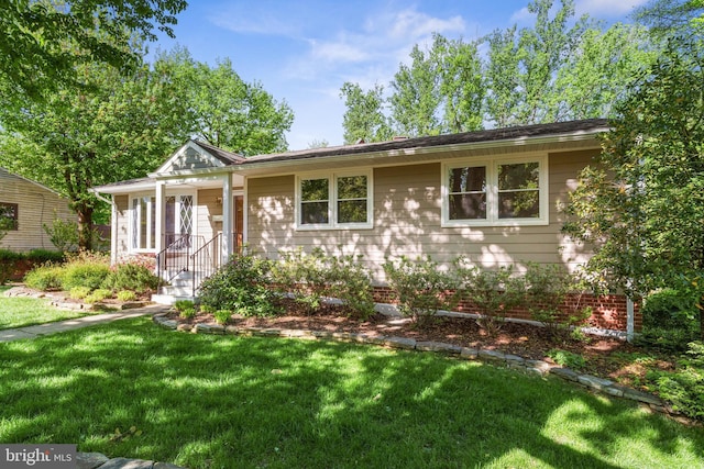 single story home with a front lawn