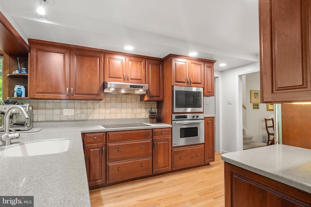 552 Brookwood Rd, Wayne, PA 19087 - kitchen featuring stainless steel appliances, under cabinet range hood, light wood-style floors, backsplash, and recessed lighting