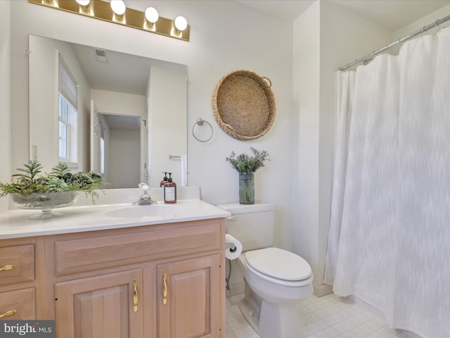 full bathroom with visible vents, toilet, vanity, and a shower with curtain