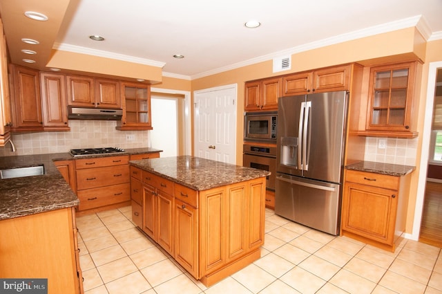 7 Briarwood Dr, Princeton Junction, NJ 08550 - kitchen with visible vents, under cabinet range hood, a sink, backsplash, and stainless steel appliances