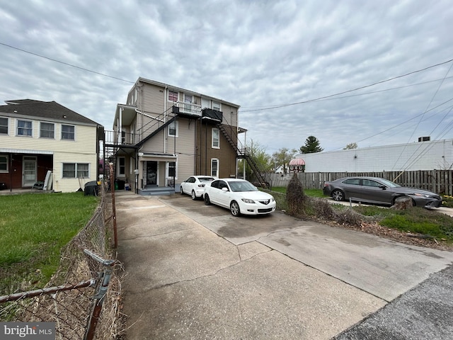 919 S Queen St, York, PA 17403 - view of front facade with fence and concrete driveway