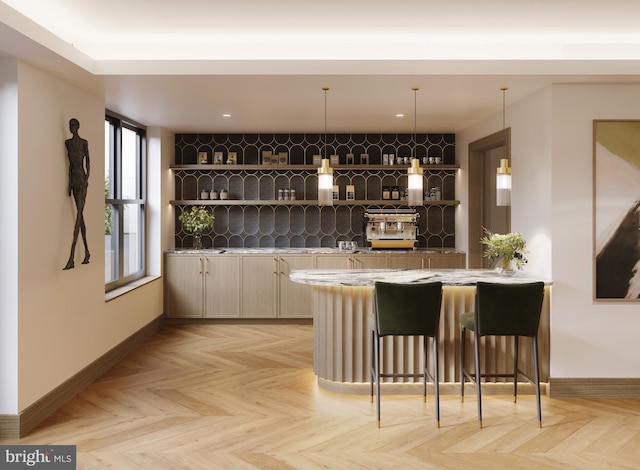 bar featuring tasteful backsplash, baseboards, and decorative light fixtures